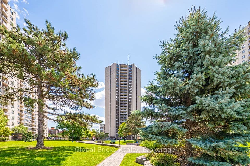 380 Dixon Road 1904, Toronto, ON M9R 1T3 – main photo