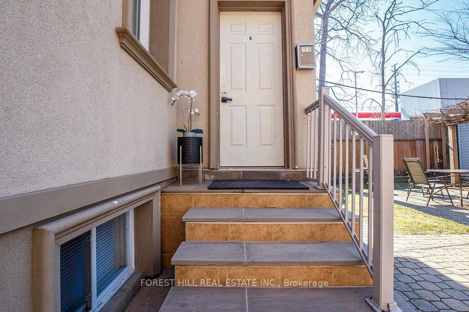 19 Troy Street, Mississauga, ON L5G 1S6 – photo 3