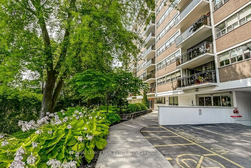 212 Kerr Street 404, Oakville, ON L6K 3B1 – main photo