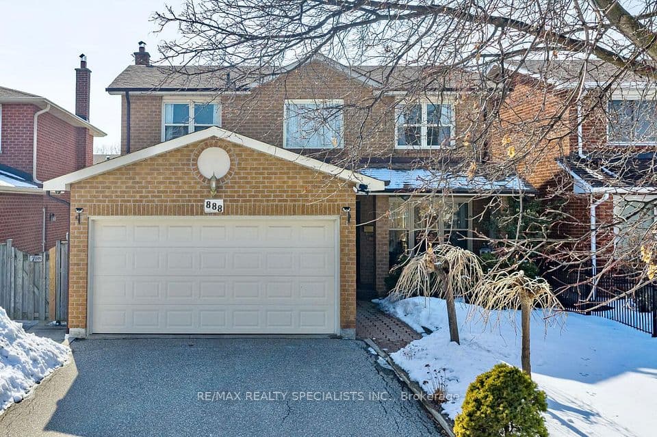 888 Messenger Meadow Drive, Mississauga, ON L5C 3T2 – main photo