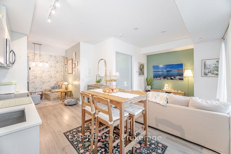25 Neighbourhood Lane 812, Toronto, ON M8Y 0C4 – main photo