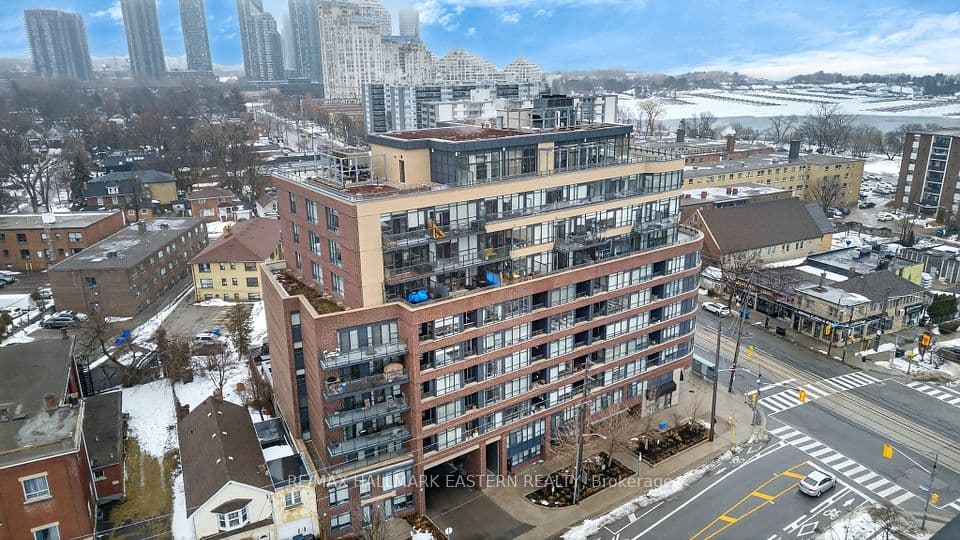 11 Superior Avenue Th3, Toronto, ON M8V 0A7 – main photo