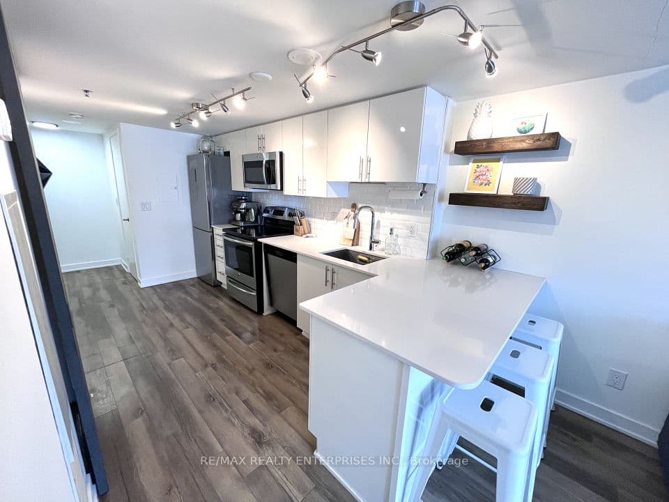 11 Superior Avenue TH1, Toronto, ON M8V 0A7 – photo 2