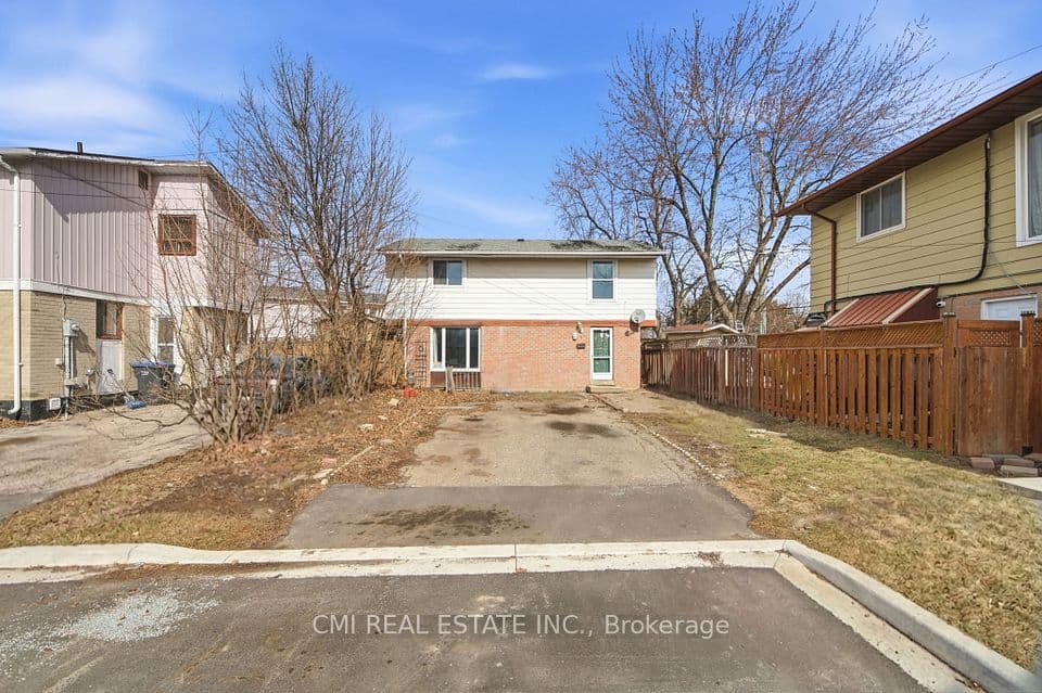 8 Huronia Court, Brampton, ON L6S 2C7 – photo 2