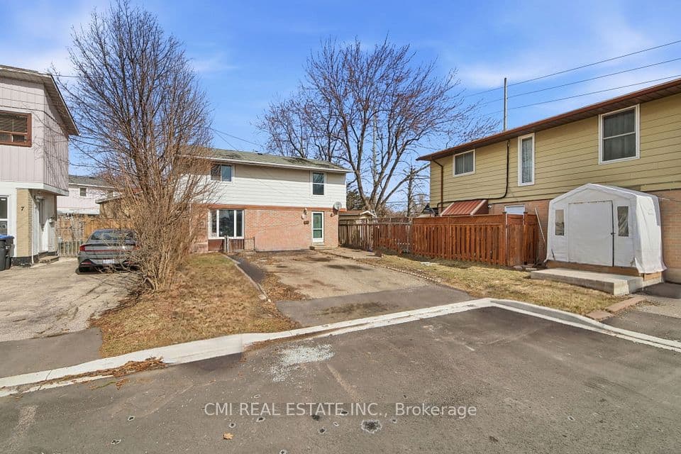 8 Huronia Court, Brampton, ON L6S 2C7 – photo 3