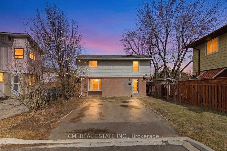 8 Huronia Court, Brampton, ON L6S 2C7 – main photo