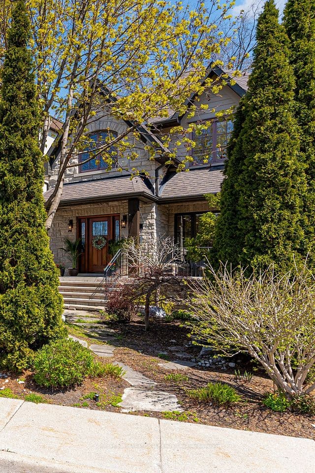 31 Maple Avenue N, Mississauga, ON L5H 2R9 – photo 3