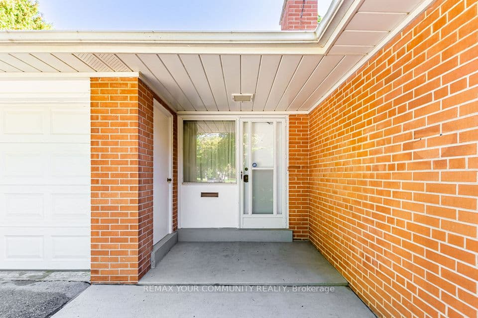 628 Shenandoah Drive, Mississauga, ON L5H 1V9 – photo 2