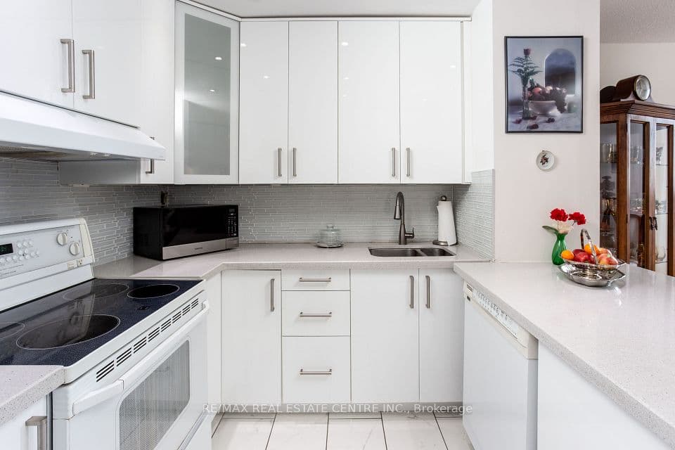 25 Agnes Street PH06(1206), Mississauga, ON L5B 3X7 – photo 3