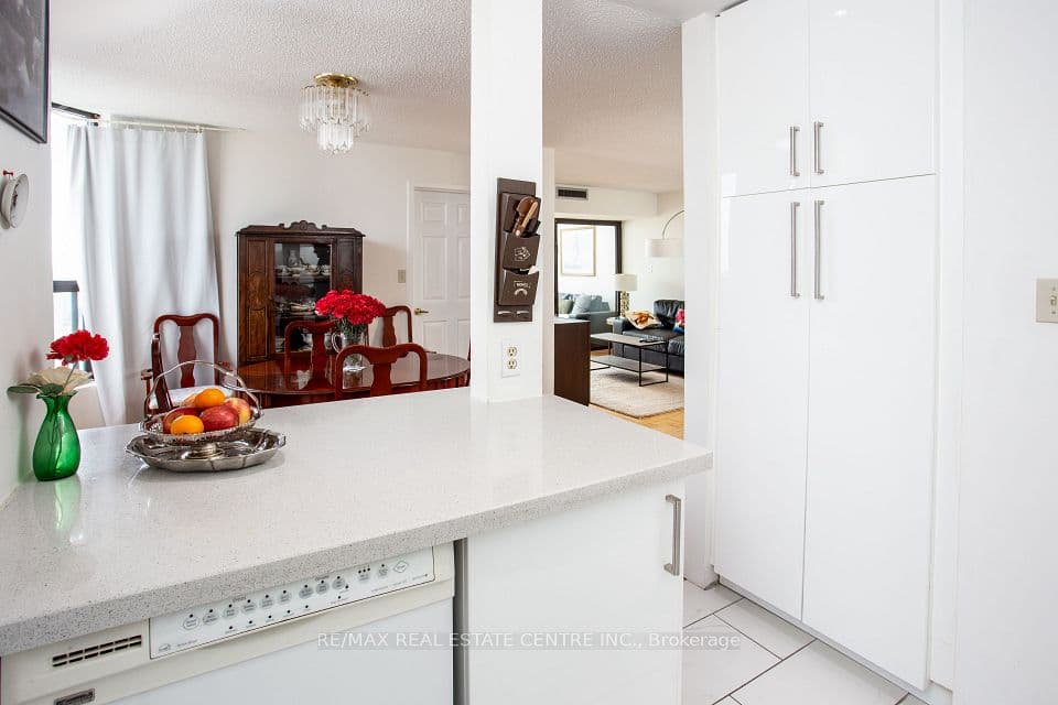 25 Agnes Street PH06(1206), Mississauga, ON L5B 3X7 – photo 2
