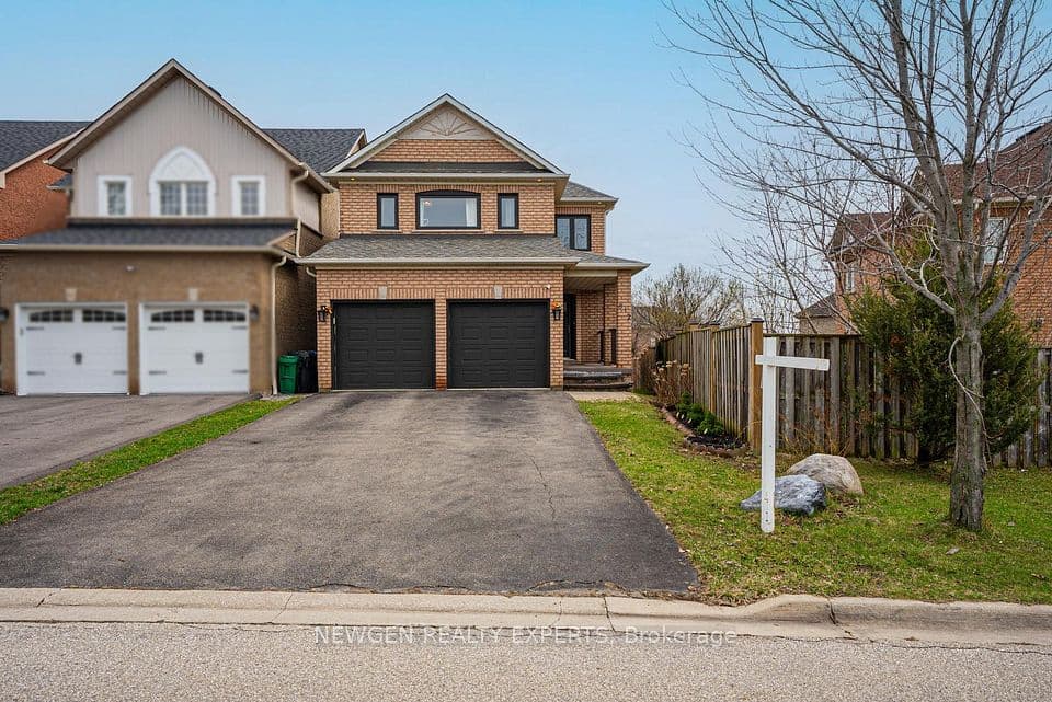 812 Knotty Pine Grove, Mississauga, ON L5W 1K5 – main photo