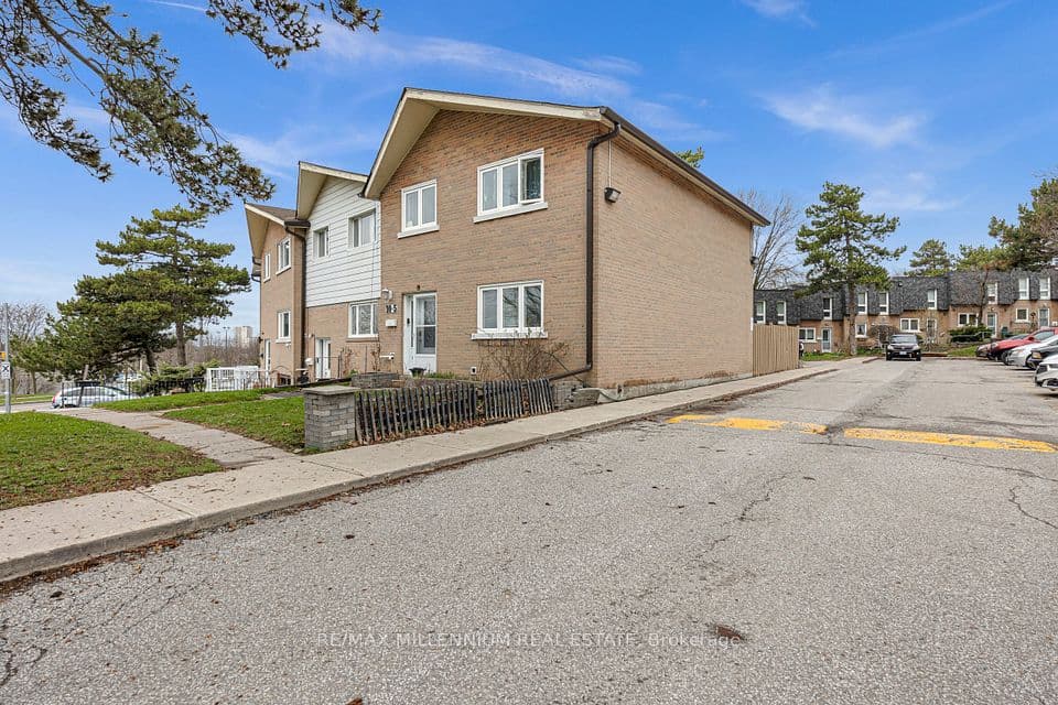 10 Grandravine Drive 5, Toronto, ON M3J 1B1 – photo 2