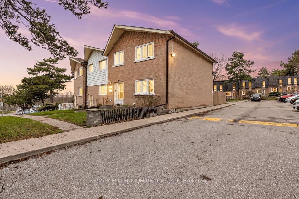 10 Grandravine Drive 5, Toronto, ON M3J 1B1 – main photo