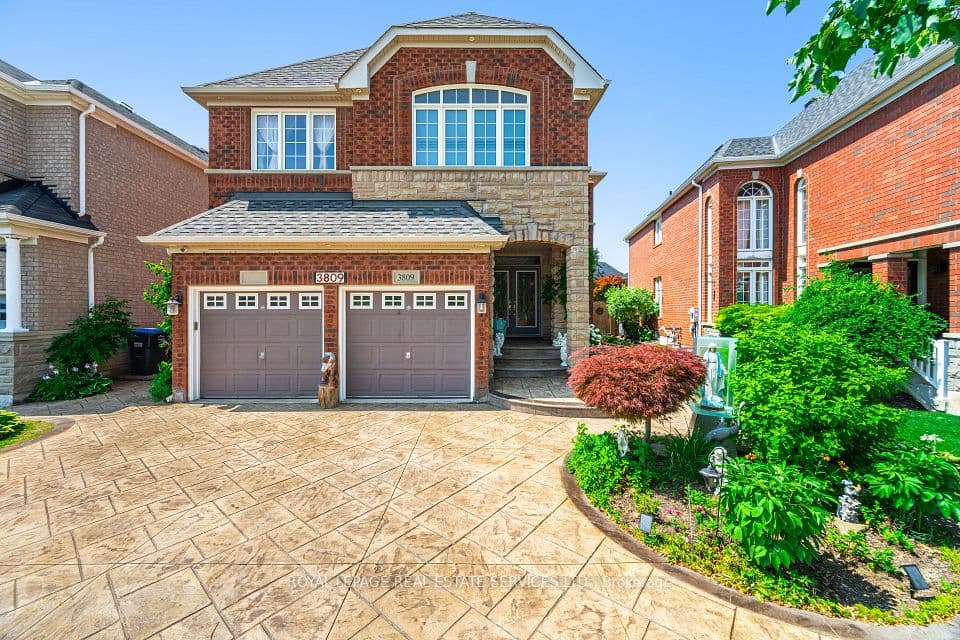 3809 Candlelight Drive, Mississauga, ON L5M 8A8 – main photo