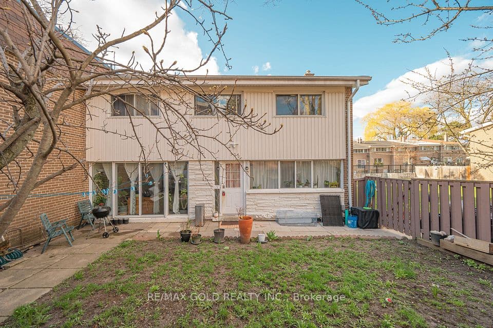 30 Sentinel Road 2, Toronto, ON M3M 2Y8 – photo 2