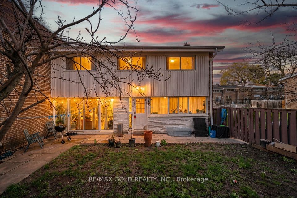 30 Sentinel Road 2, Toronto, ON M3M 2Y8 – main photo