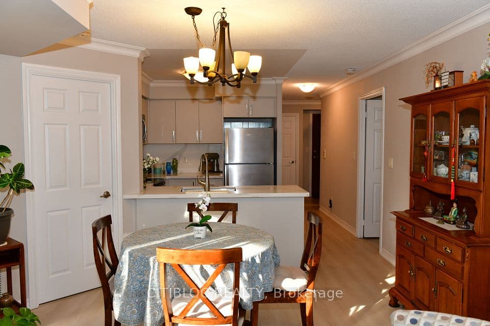 310 Burnhamthorpe Road W 213, Mississauga, ON L5B 4P9 – photo 3