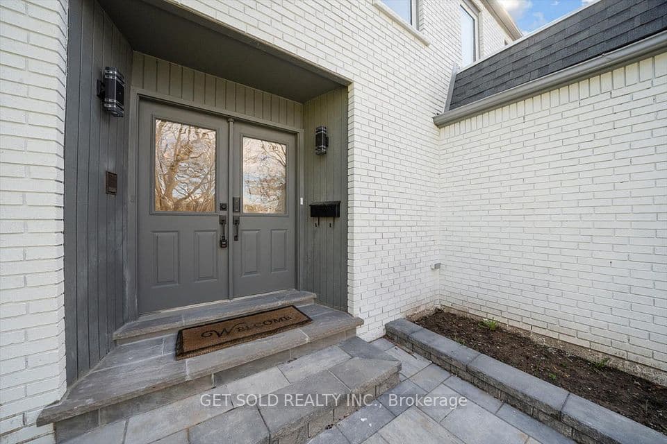 1768 Sherwood Forrest Circle, Mississauga, ON L5K 2H6 – photo 2