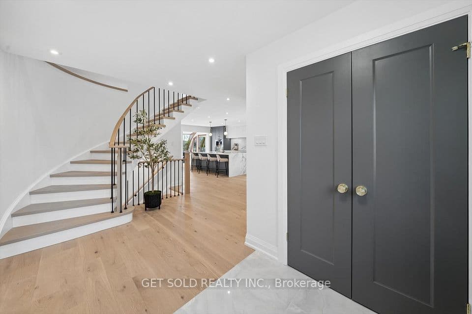 1768 Sherwood Forrest Circle, Mississauga, ON L5K 2H6 – photo 3