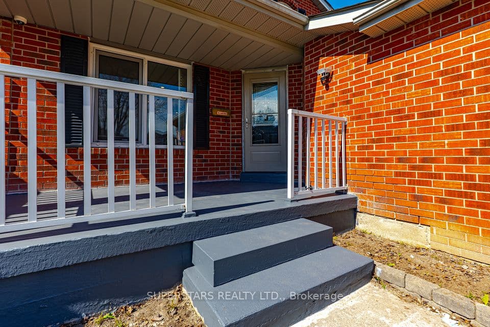 3945 Renfrew Crescent, Mississauga, ON L5L 4J6 – photo 2
