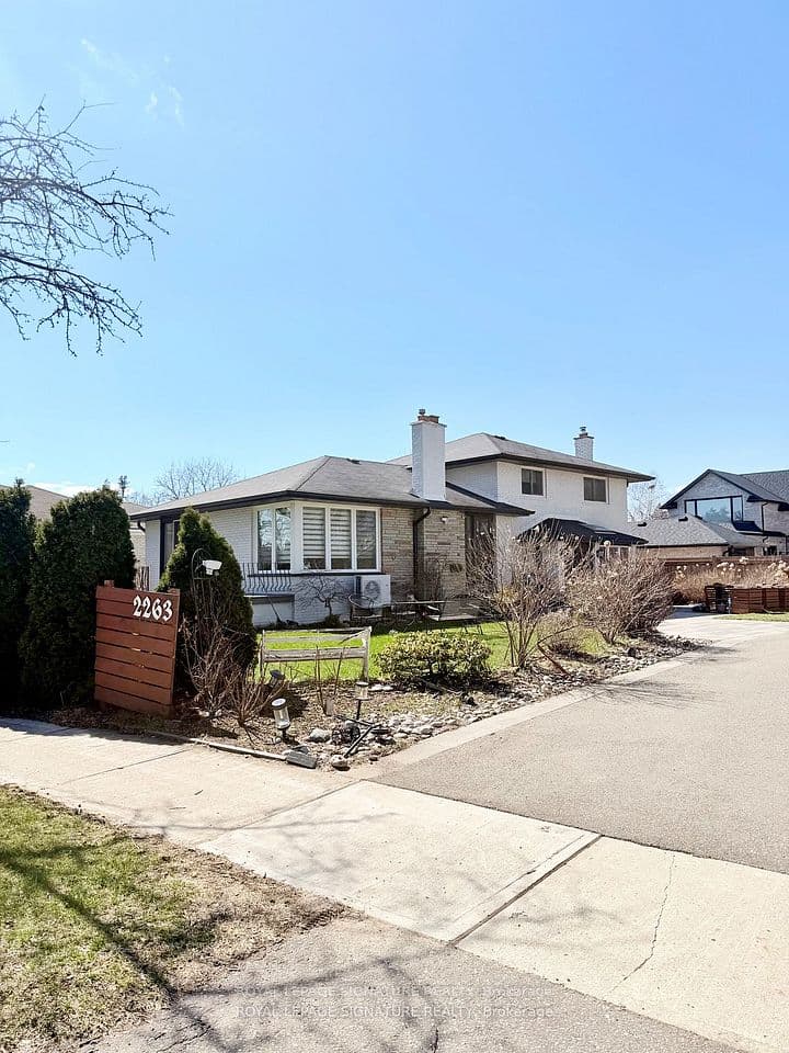 2263 Harcourt Crescent, Mississauga, ON L4Y 1W3 – photo 2