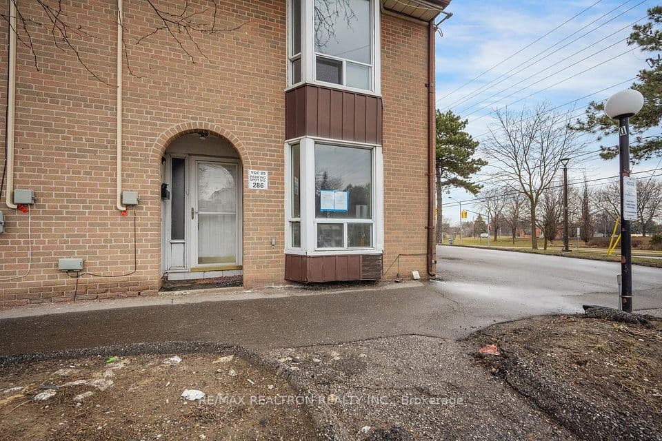 250 John Garland Boulevard 106, Toronto, ON M9V 1N8 – photo 2