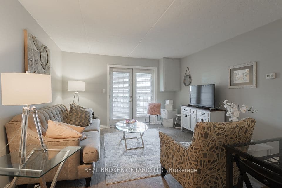 2040 Cleaver Avenue 218, Burlington, ON L7M 4C4 – main photo