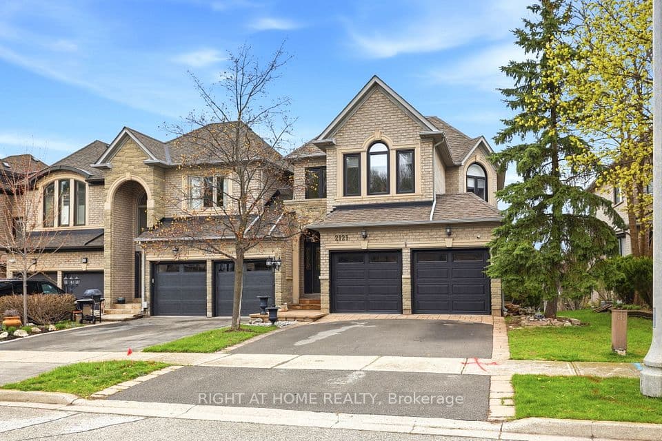 2121 Pinevalley Crescent, Oakville, ON L6H 6L7 – main photo