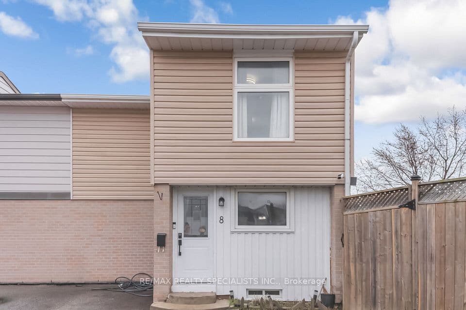 8 Grantbrook Court, Brampton, ON L6S 2K8 – main photo