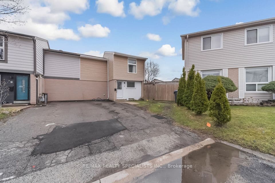 8 Grantbrook Court, Brampton, ON L6S 2K8 – photo 2