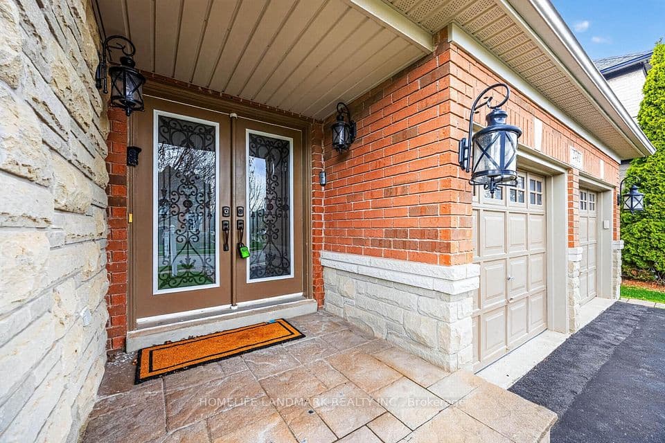 2481 Whistling Springs Crescent, Oakville, ON L6M 5G3 – photo 2