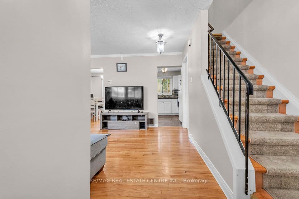 105 Hansen Road N 102, Brampton, ON L6V 3C9 – photo 3