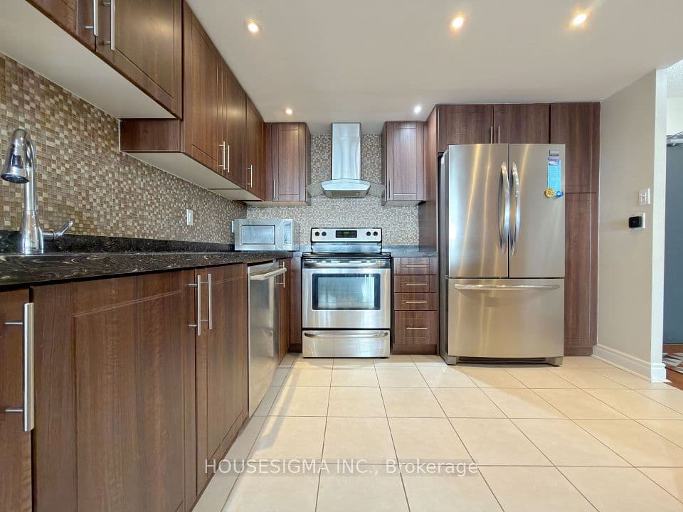 8 Lisa Street 1103, Brampton, ON L6T 4S6 – main photo