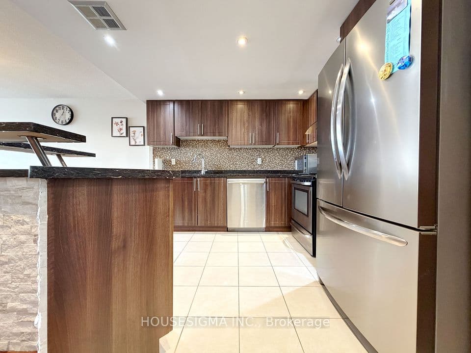 8 Lisa Street 1103, Brampton, ON L6T 4S6 – photo 2