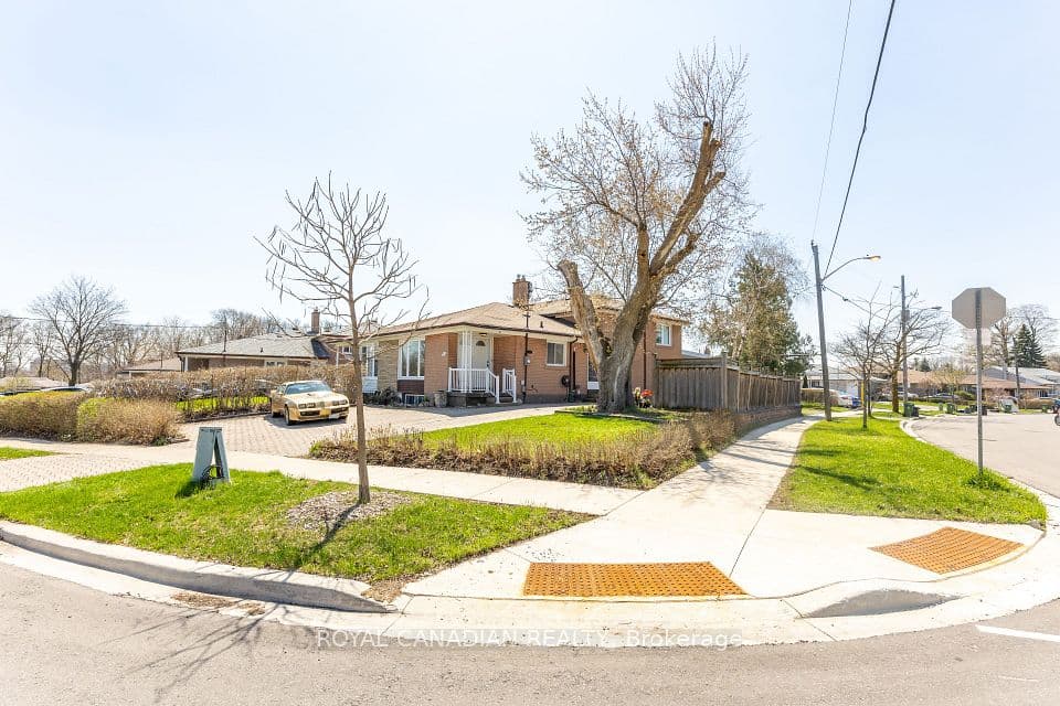 16 Gambello Crescent, Toronto, ON M3J 1W3 – photo 2