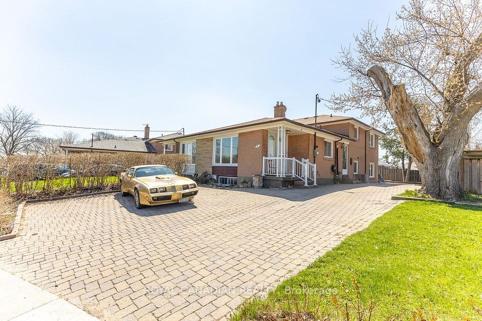 16 Gambello Crescent, Toronto, ON M3J 1W3 – main photo