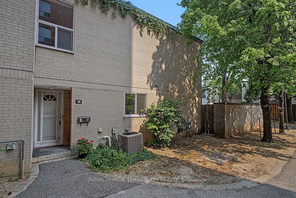 11 Four Winds Drive 18, Toronto, ON M3J 1K7 – main photo