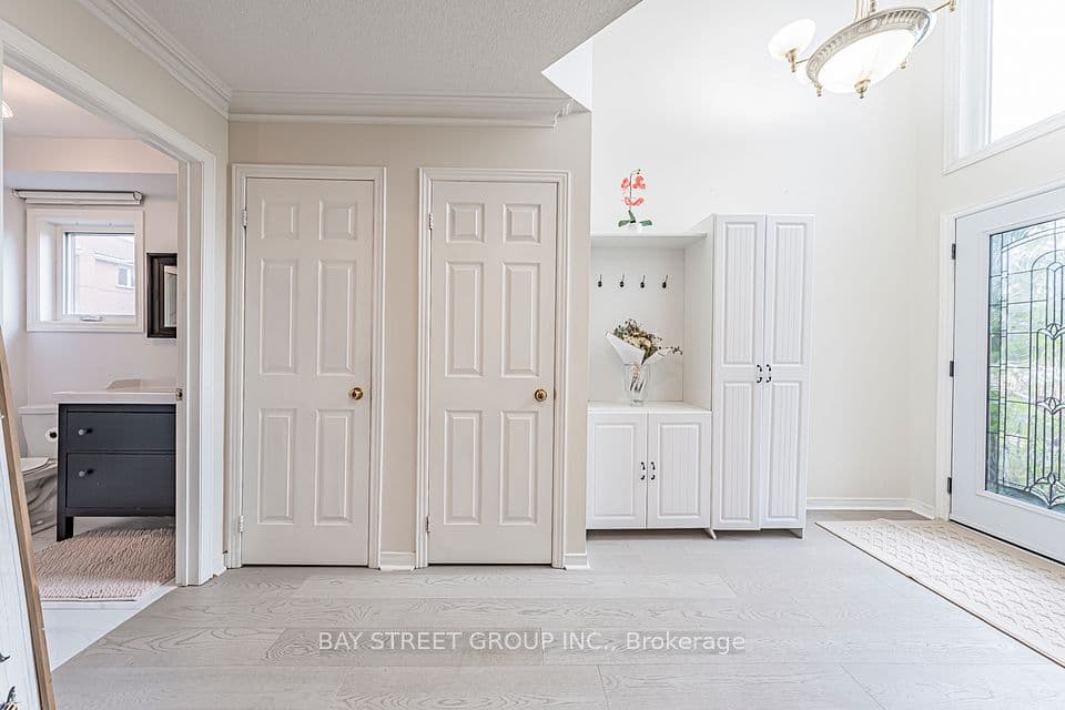 2524 Paula Court, Mississauga, ON L5K 2R5 – photo 3