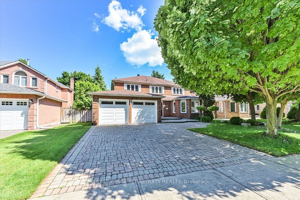 2216 Dunvegan Avenue, Oakville, ON L6J 6P7 – main photo