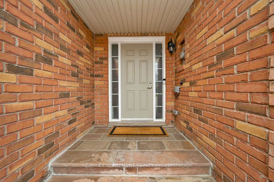 2006 Erika Court, Oakville, ON L6M 4R4 – photo 2