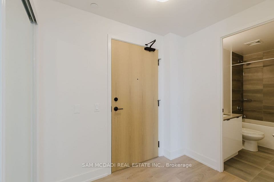 202 Burnhamthorpe Road E 2003, Mississauga, ON L5A 0B2 – photo 2