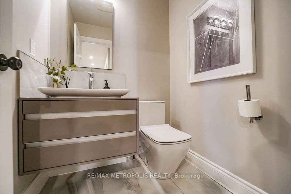4392 Grassland Crescent, Mississauga, ON L5V 1E2 – photo 3