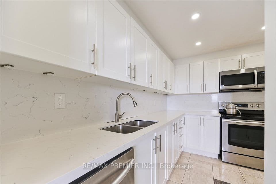 80 Grandravine Drive 716, Toronto, ON M3J 1B2 – main photo