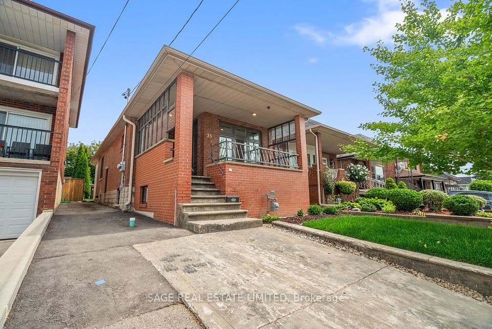 25 Chamberlain Avenue, Toronto, ON M6E 4J7 – main photo