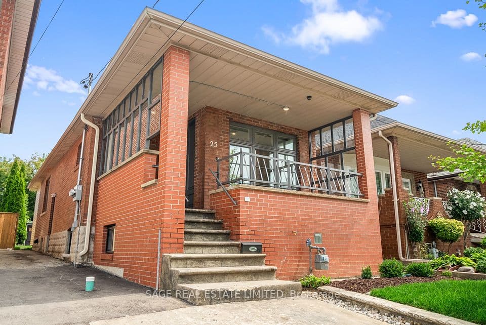 25 Chamberlain Avenue, Toronto, ON M6E 4J7 – photo 2