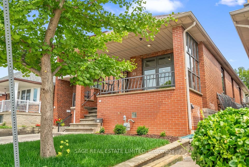 25 Chamberlain Avenue, Toronto, ON M6E 4J7 – photo 3