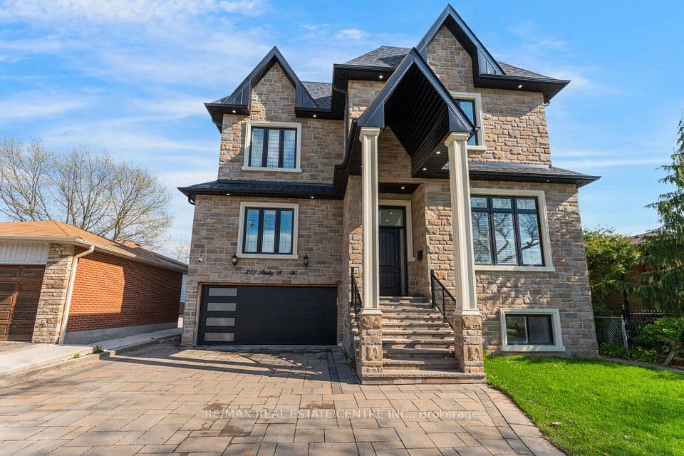 252 Paisley Boulevard W, Mississauga, ON L5B 2A4 – main photo