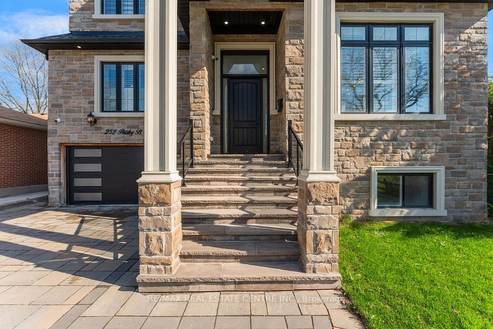 252 Paisley Boulevard W, Mississauga, ON L5B 2A4 – photo 2