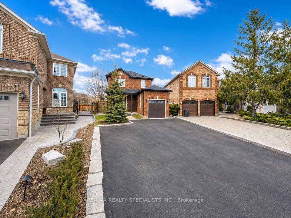 1169 Barnswallow Court, Mississauga, ON L5V 2J6 – photo 2