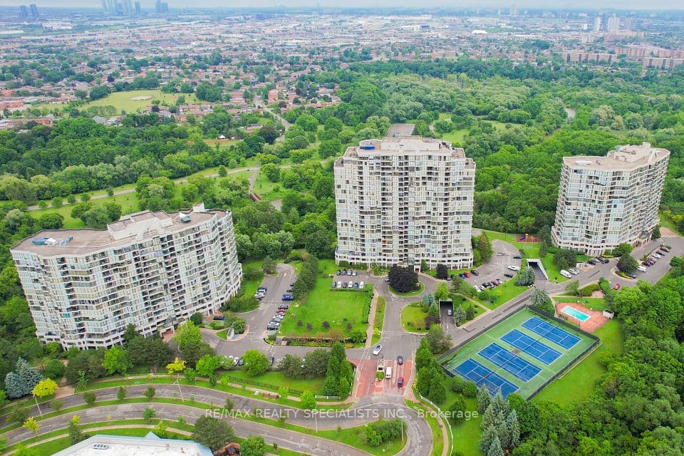 1 Rowntree Road 611, Toronto, ON M9V 5G7 – main photo